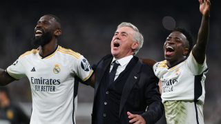 Carlo Ancelotti, Rüdiger y Vinicius tras el partido contra el Bayern. (GETTY)