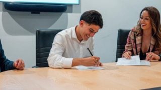 José Antonio Reyes López firma su renovación con el Real Madrid.