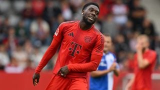 Alphonso Davies durante un partido con el Bayern de Múnich. (Getty)