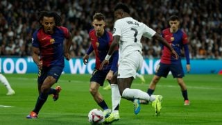 Vinicius ante Koundé y Casadó en el Clásico. (EFE)