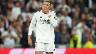 Kylian Mbappé se lamenta tras el fuera de juego. (Getty)