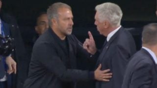 Ancelotti le recrimina a Flick la actitud de su asistente. (DAZN)