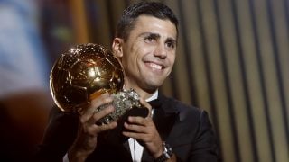 Rodrigo con el Balón de Oro. (EFE)