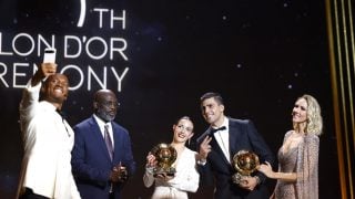 Rodri y Aitana posan junto a los presentadores de la gala. (EFE)