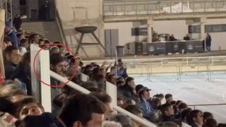 Courtois en la grada del Polideportivo Dehesa de Navalcarbón