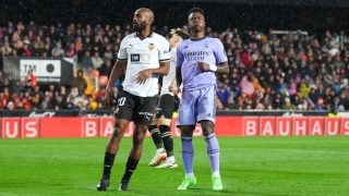 Foulquier y Vinicius, en el Valencia-Real Madrid de la pasada temporada. (Getty)