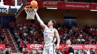 Mario Hezonja se eleva para encestar de bandeja. (ACB)