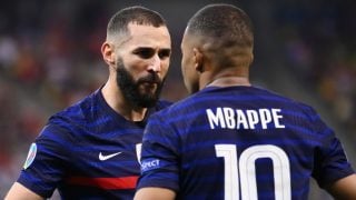 Karim Benzema y Kylian Mbappé celebran un gol con Francia. (Getty)