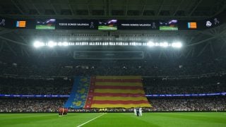 La bandera de Valencia se desplegó en el Santiago Bernabéu. (Getty)