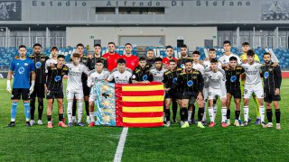 Jugadores del Castilla y del Intercity posan con una bandera de la Comunidad Valenciana. (Realmadrid.com)