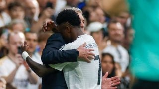 Vinicius celebra su gol con Ancelotti. (EFE)