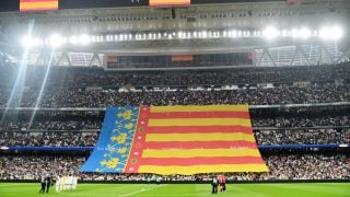 Homenaje del Bernabéu a Valencia. (EFE)