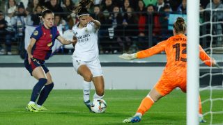 Alba Redondo disputa un balón ante Ona Batlle. (EFE)-3