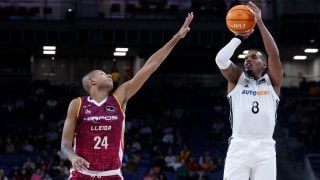 Xavier Rathan-Mayes tirando de tres en el Real Madrid-Básquet Lérida. (EFE)