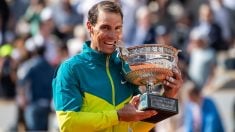 Rafa Nadal con un trofeo de Roland Garros. (Realmadrid.com)