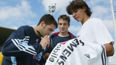 Raúl firma una camiseta del Real Madrid a Rafa Nadal, en 2003. (Getty)