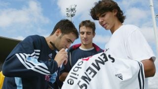 Raúl firma una camiseta del Real Madrid a Rafa Nadal, en 2003. (Getty)