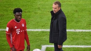 Hansi Flick y Alphonso Davies en su etapa en el Bayern de Múnich. (Getty)