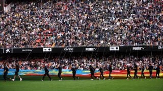 La bandera de la Comunidad Valenciana que el Real Madrid le cedió al Valencia. (Getty)