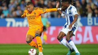 Mbappé encara a un jugador del Leganés.