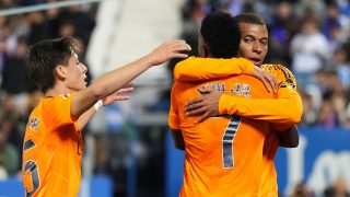 El abrazo de Mbappé y Vinicius. (Getty)