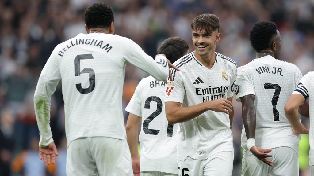 Raúl Asencio celebra un gol de Bellingham. (Getty)