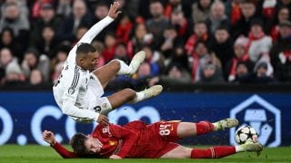 A Mbappé le roban un balón. (Getty)