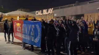 Aficionados del Barcelona a las puertas del Palau Blaugrana.