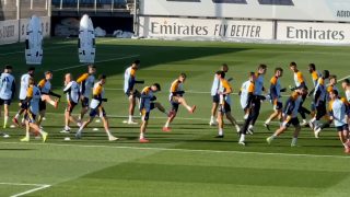 Rodrygo se entrena con el resto de sus compañeros.