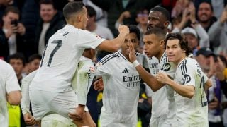 Mbappé celebra con sus compañeros el 2-0 en el Real Madrid-Getafe. (EFE)