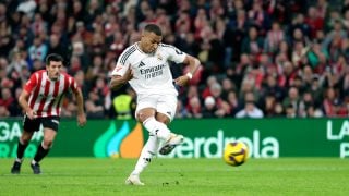 Kylian Mbappé en el momento del lanzamiento del penalti. (EFE)