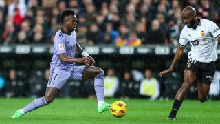 Vinicius y Foulquier en el Valencia-Real Madrid de marzo. (EP)