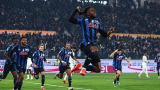 Los jugadores de la Atalanta celebran el gol de Lookman al Milan. (Getty)