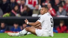 Kylian Mbappé es objeto de falta en un partido. (Getty)