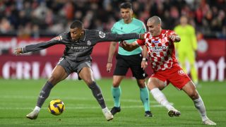 Mbappé ante Oriol Romeu en el Girona-Real Madrid. (Getty)