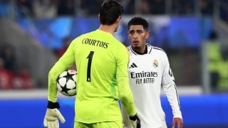 Jude Bellinghan conversa con Courtois en Bérgamo. (Getty)