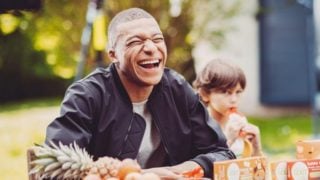 Mbappé, comiendo.