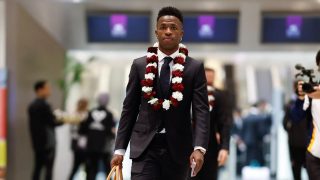 Vinicius a la llegada del Real Madrid a Qatar. (Realmadrid.com)