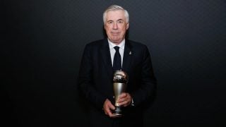 Ancelotti con el premio The Best. (Realmadrid.com)