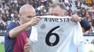 El Real Madrid entregó a Iniesta una camiseta blanca como homenaje a su carrera.