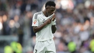 Vinicius se besa el escudo del Real Madrid. (Getty)