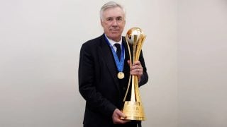 Ancelotti, con la Intercontinental. (Realmadrid.com)