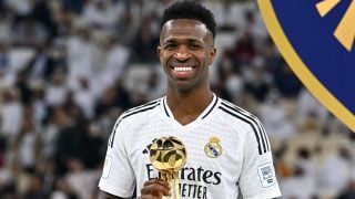 Vinicius con el trofeo a mejor jugador de la final. (EFE)