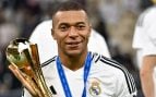 Mbappé con el trofeo de la Copa Intercontinental. (EFE)