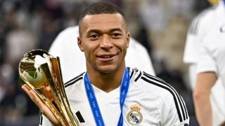 Mbappé con el trofeo de la Copa Intercontinental. (EFE)