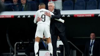 Mbappé celebró el 1-0 abrazando a Ancelotti. (Getty)