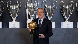 Florentino Pérez posa con el Globe Soccer. (Real Madrid)