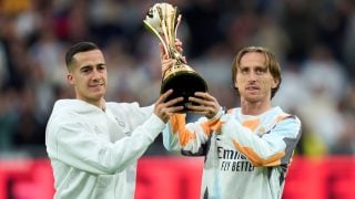 Lucas Vázquez y Luka Modric ofrecen la Intercontinental al Bernabéu. (Getty)