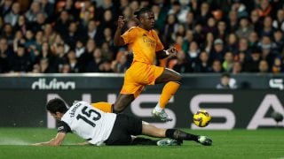 Vinicius contra el Valencia. (EFE)