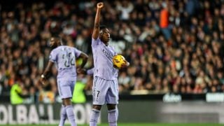 Vinicius hace el gesto del black power tras marcar en Mestalla. (EP)